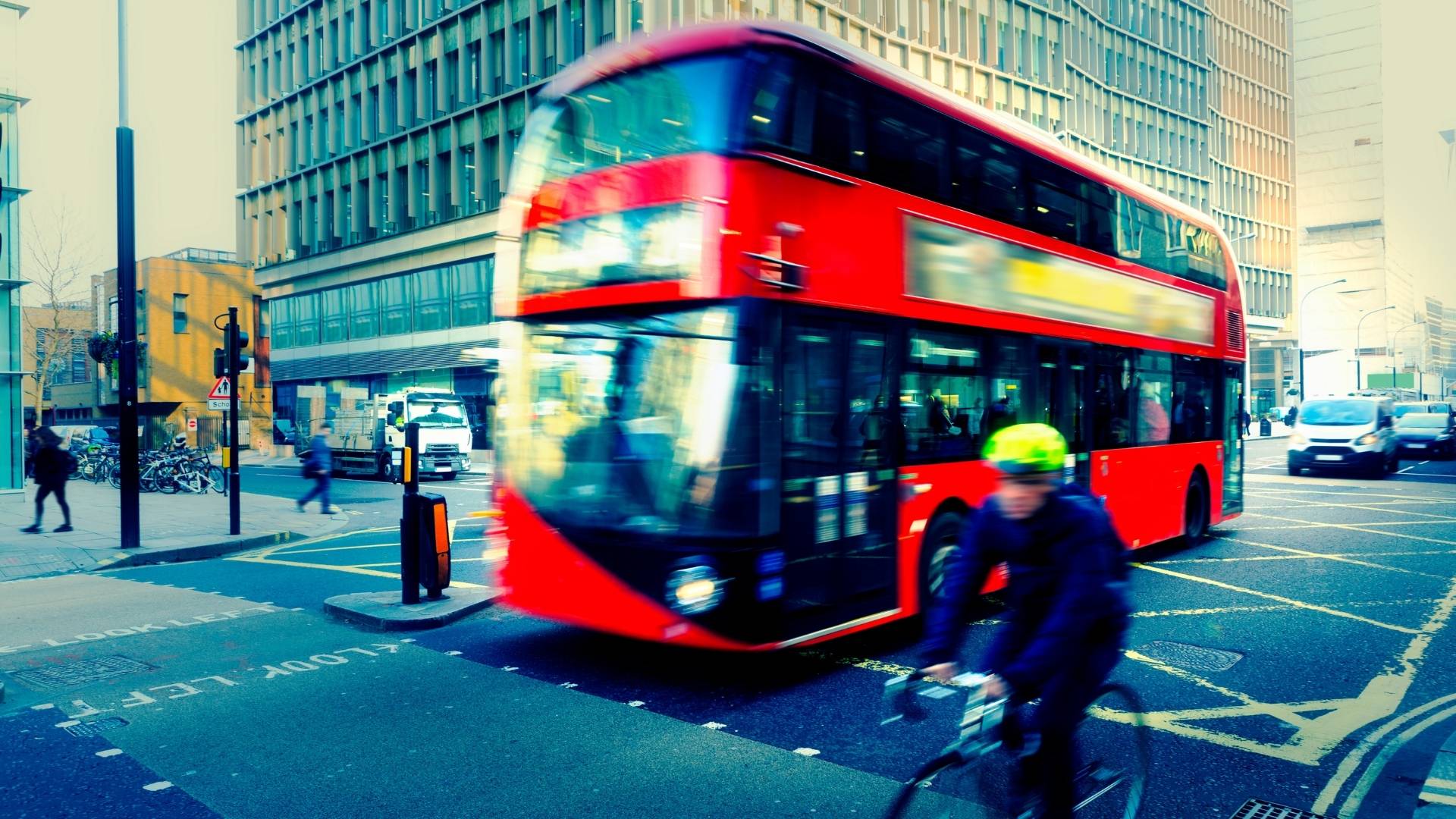 Navigating Trains, Buses, and the Underground in the UK